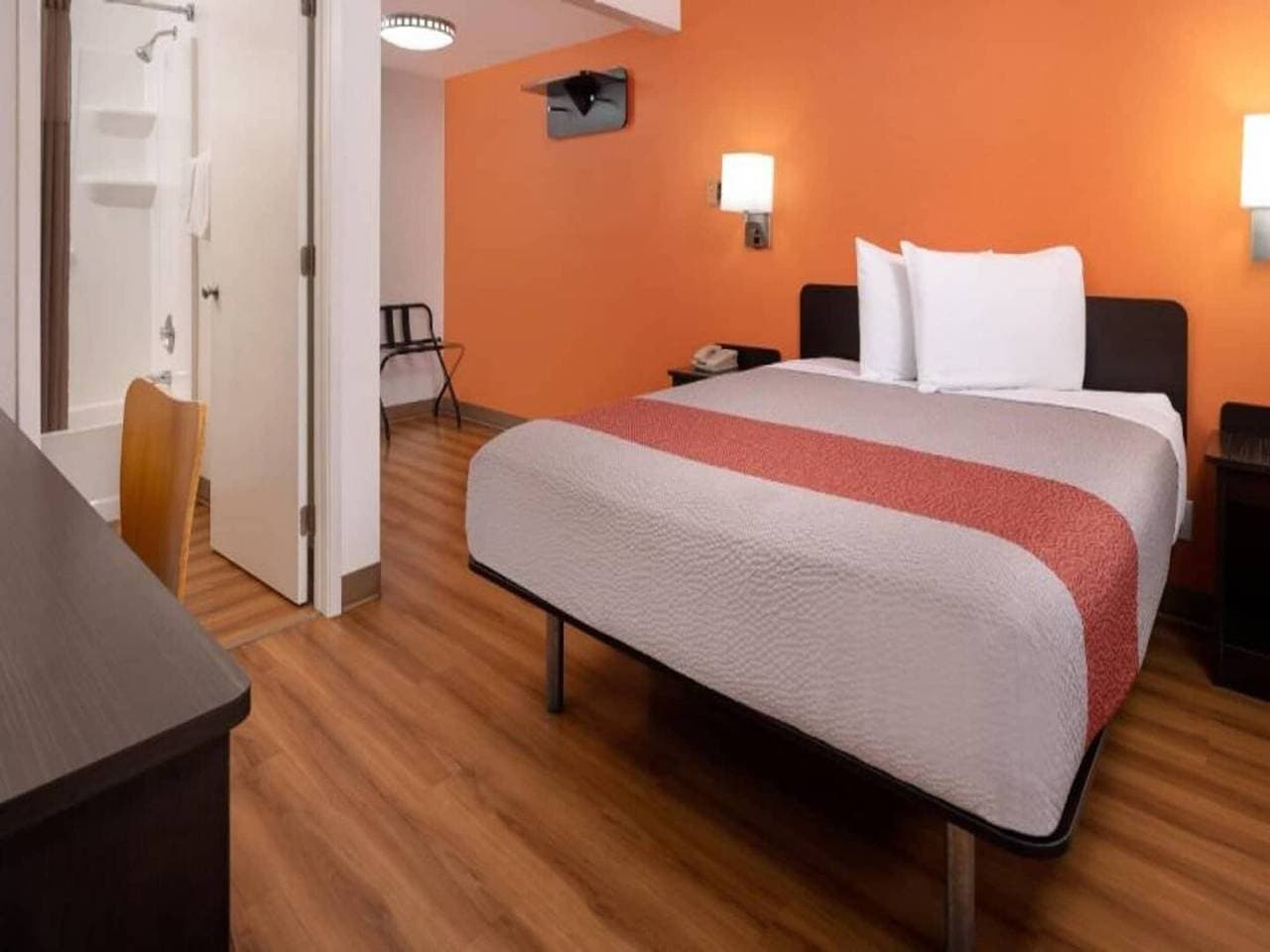 Foto 11 von 34: Geräumiges Zimmer mit 1 Queensize-Bett | Barrierefreie Dusche