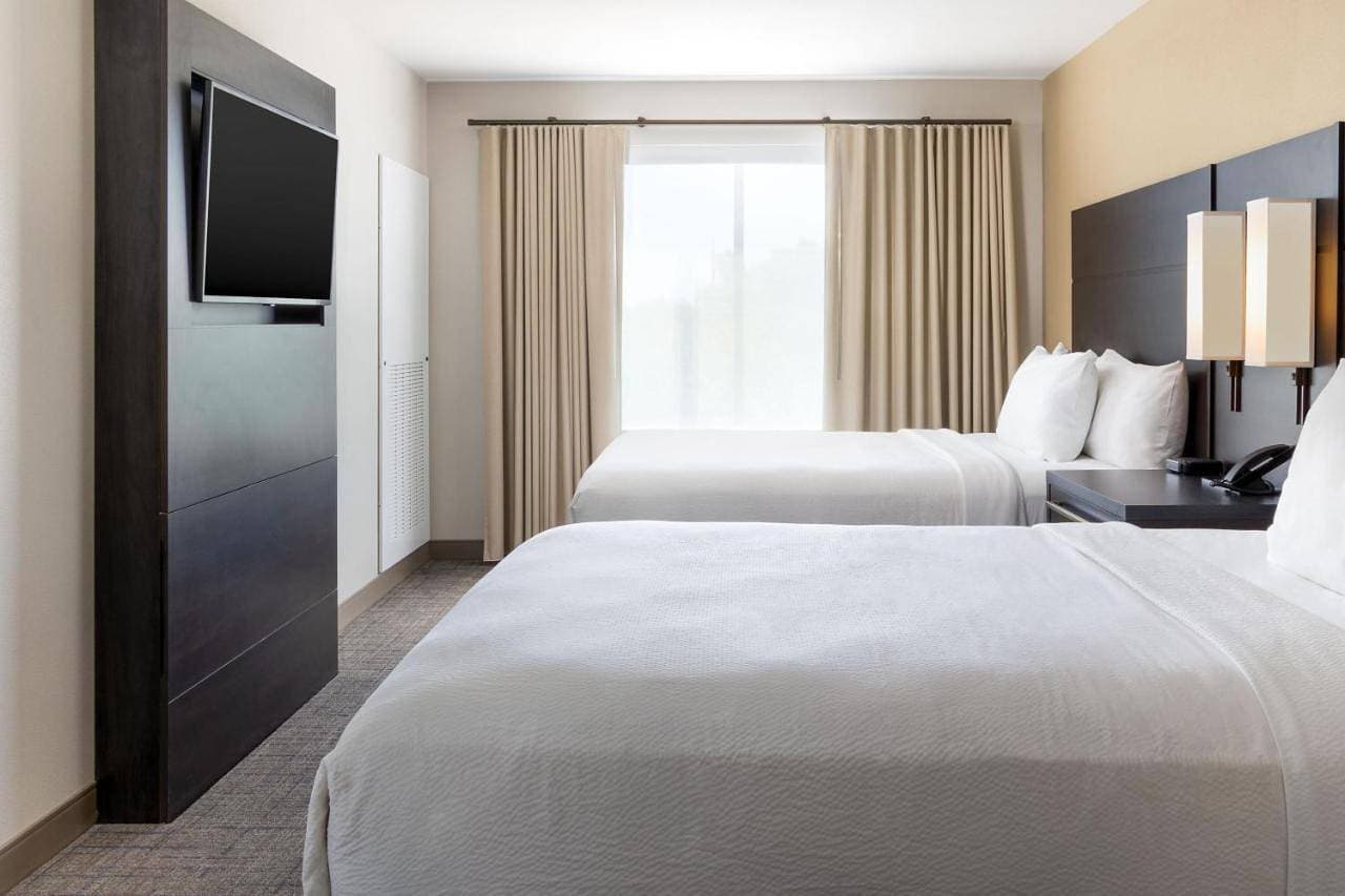Foto 6 von 10: One-Bedroom Suite with Two Queen Beds and Sofa Bed