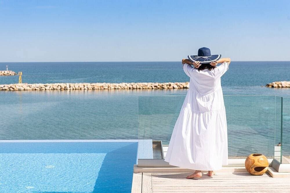 Foto 11 von 30: Celestine, beach front villa with roof top pool and spectacular views.
