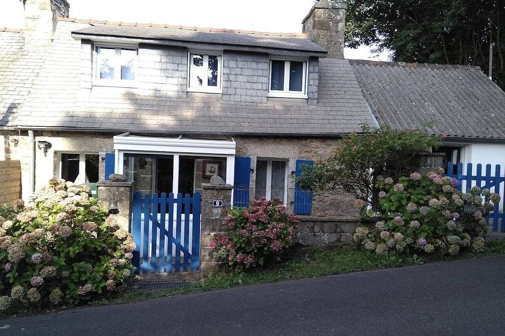 Typical Breton house 20 minutes from the Pink Granite Coast 1