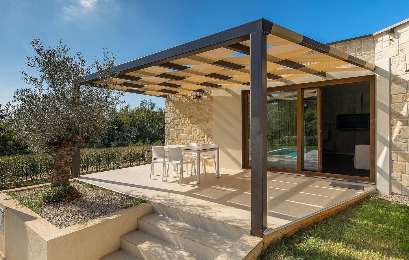 Foto 12 von 35: Geräumige 110 m² große Wohnung mit Pool und Terrasse, 2,5 km vom Stadtzentrum von Anzici entfernt