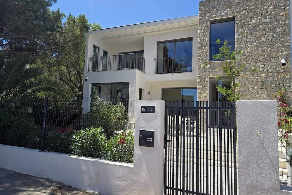 Elegant new villa just steps from the beach - Air conditioning 1