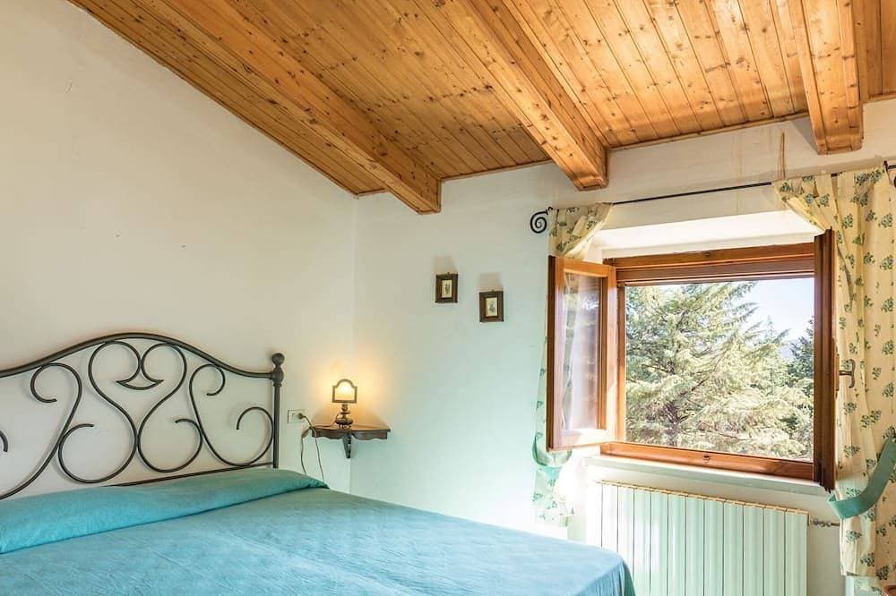 Foto 2 von 30: Das Haus hat 10 Schlafplätze. Im Ergeschoß gibt es einen großes Wohnzimmer mit Kamin, eine Küche, ei