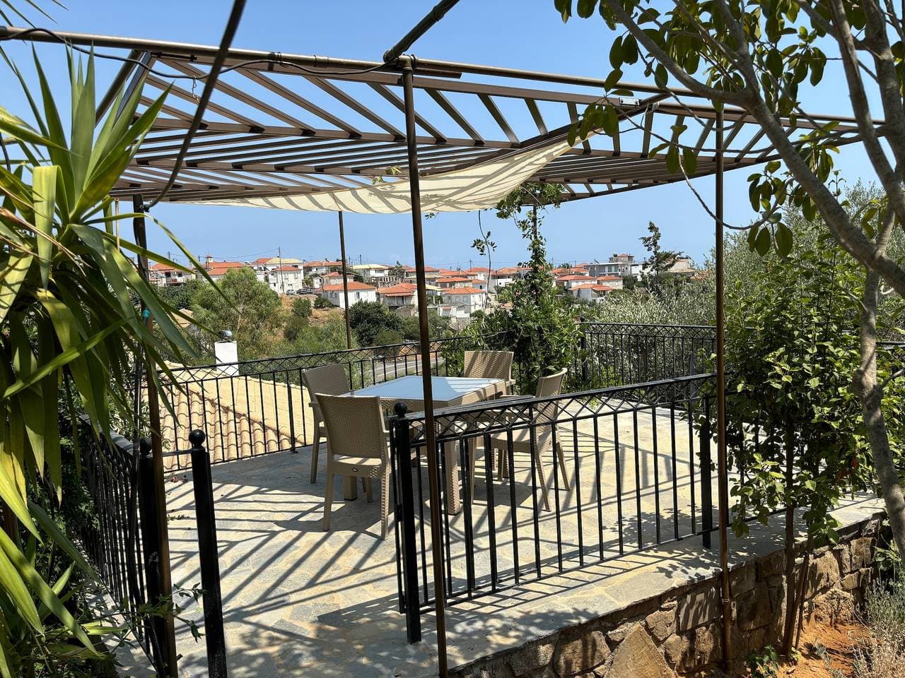 Foto 9 von 38: Ferienhaus "Divas Gartenhaus" mit Blick auf das Meer, die Berge und das Dorf