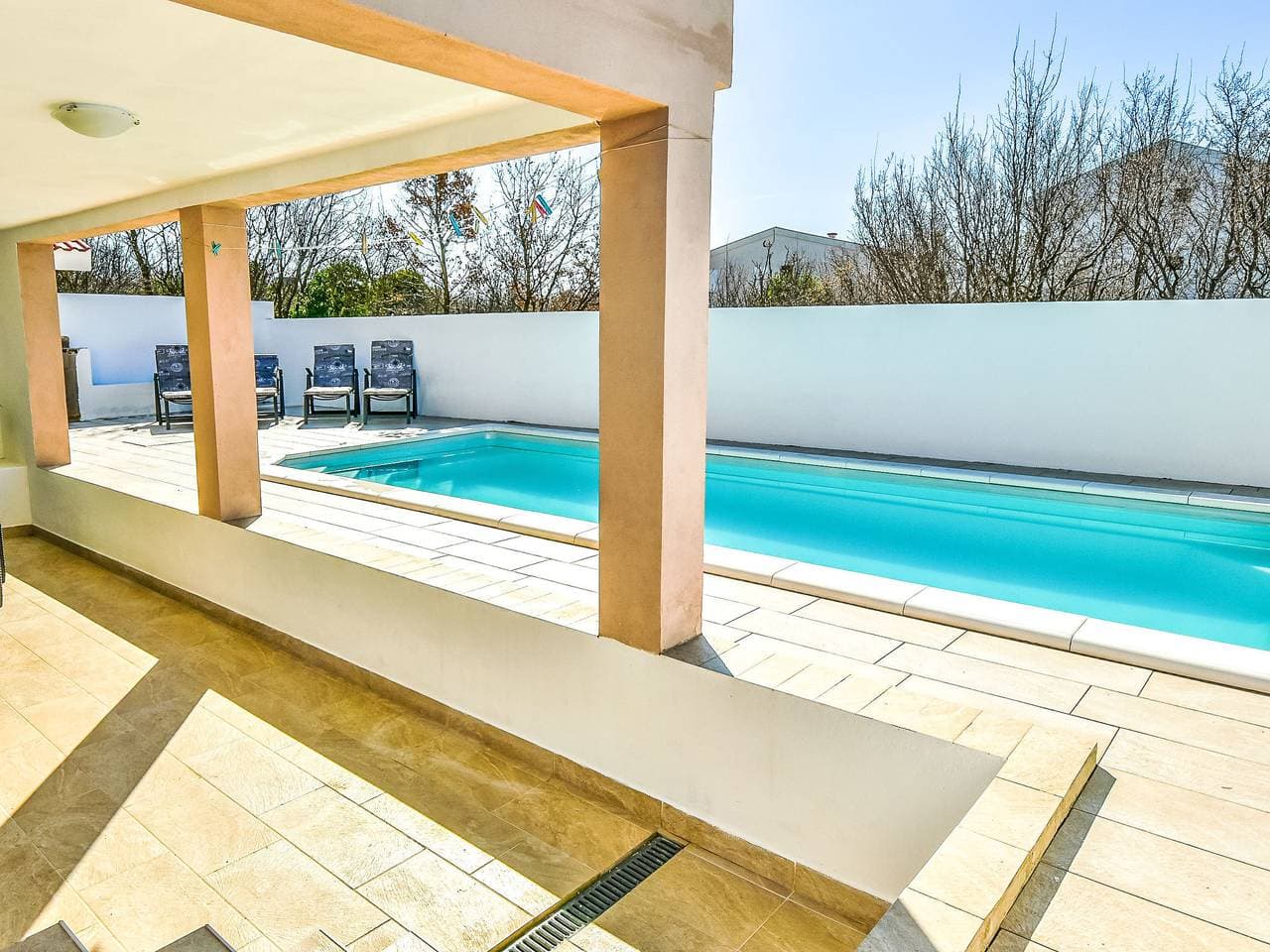 Maslenica 26 km von Zadar: Mehrfamilienhaus 4 you 1