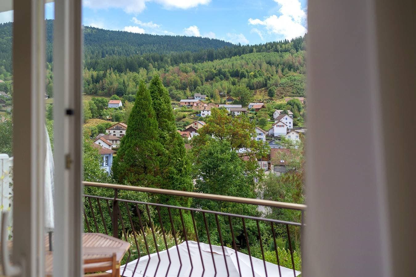 Foto 12 von 35: Gästezimmer „Chambre B und C – Sportive“ mit Bergblick, Gemeinschaftsterrasse & WLAN
