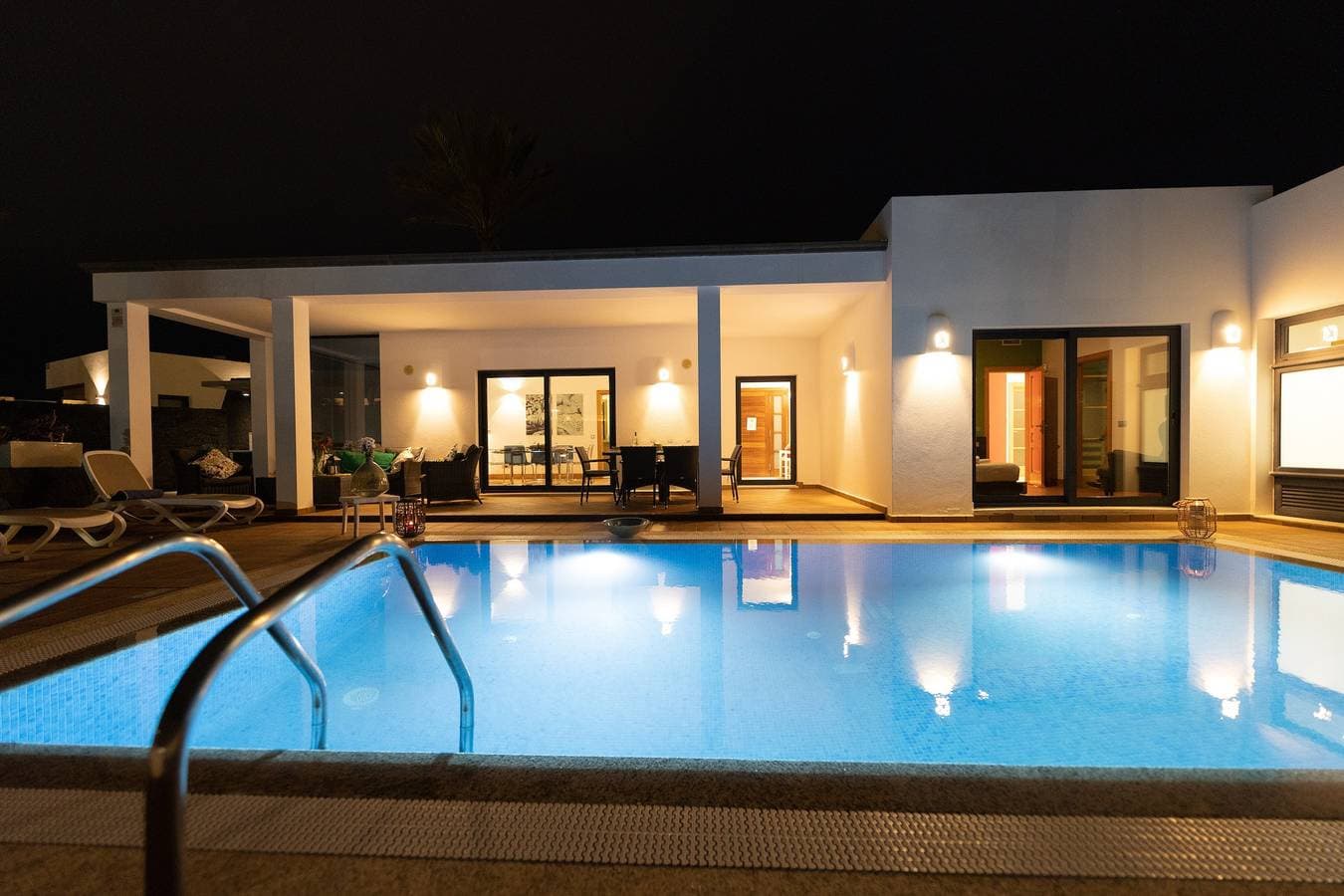 Foto 2 von 44: Moderne Villa nahe dem Strand mit Pool, Sauna, Whirlpool und Terrasse