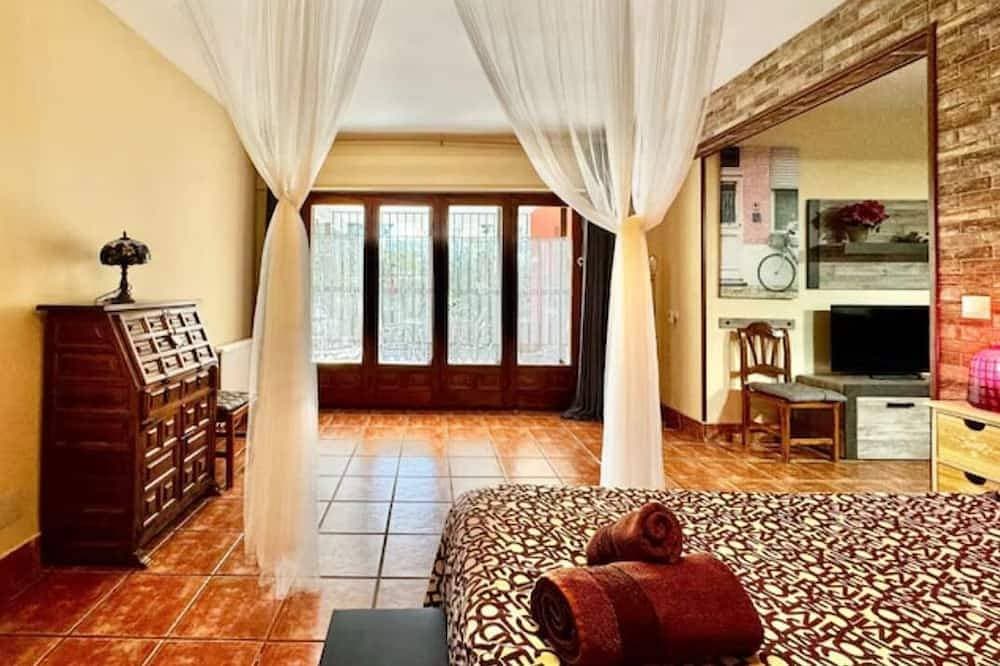 Foto 5 von 29: Pedriza-la casa de Galapagar, charming lodging, terrace and garden view