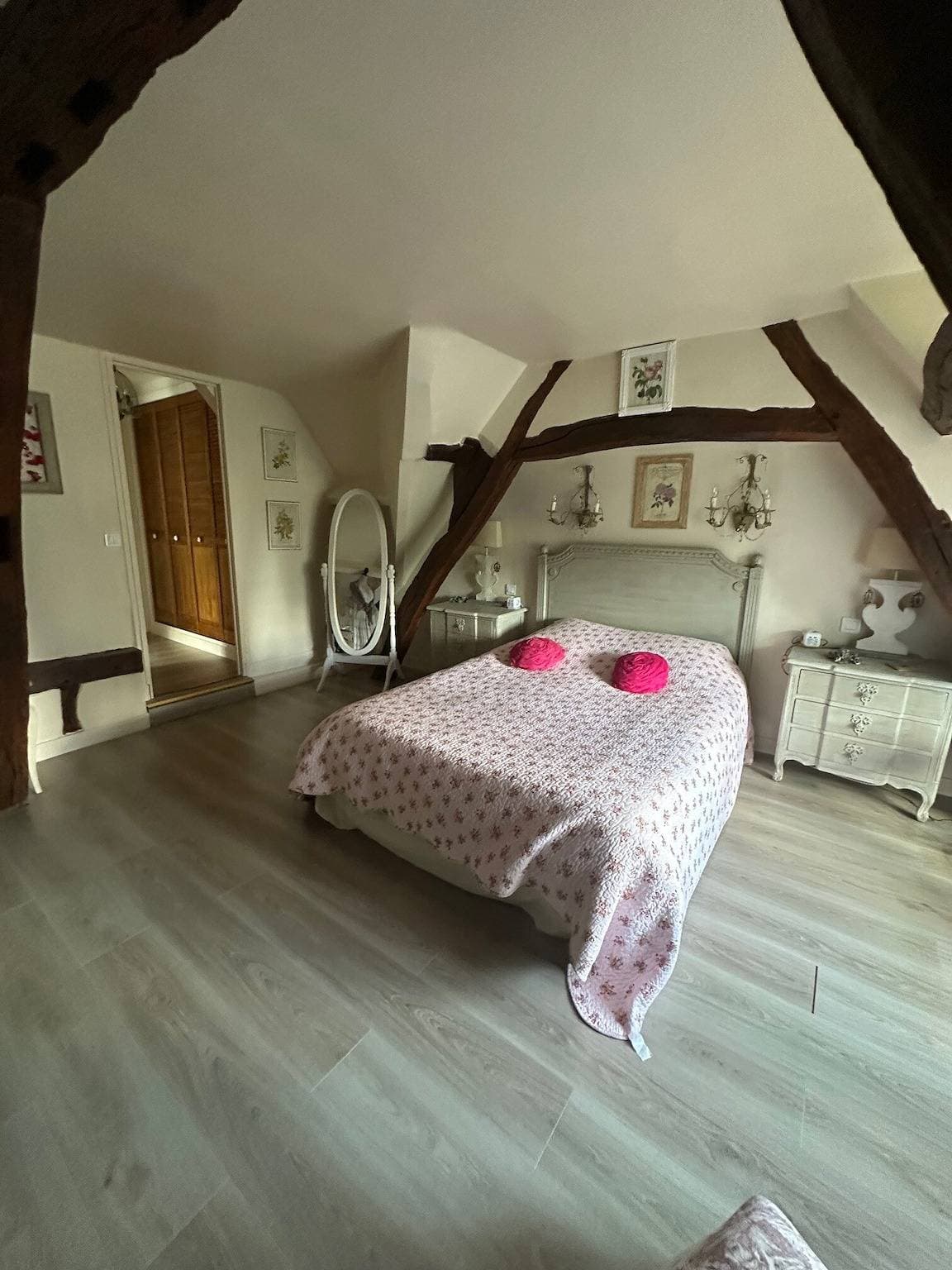 Foto 2 von 44: Gästezimmer 'English Roses' mit privatem Pool, Gemeinschaftsgarten und WLAN