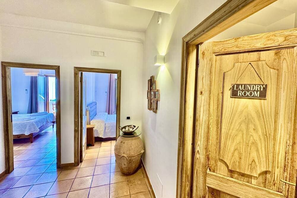 Foto 12 von 30: Casa Ella is a beautifully very spacious family home with a private parking for a medium car situated in the heart of the town of Praiano, Vettica side, close to most restaurants, bars and food stores of Praiano. Containing three comfortable and spacious