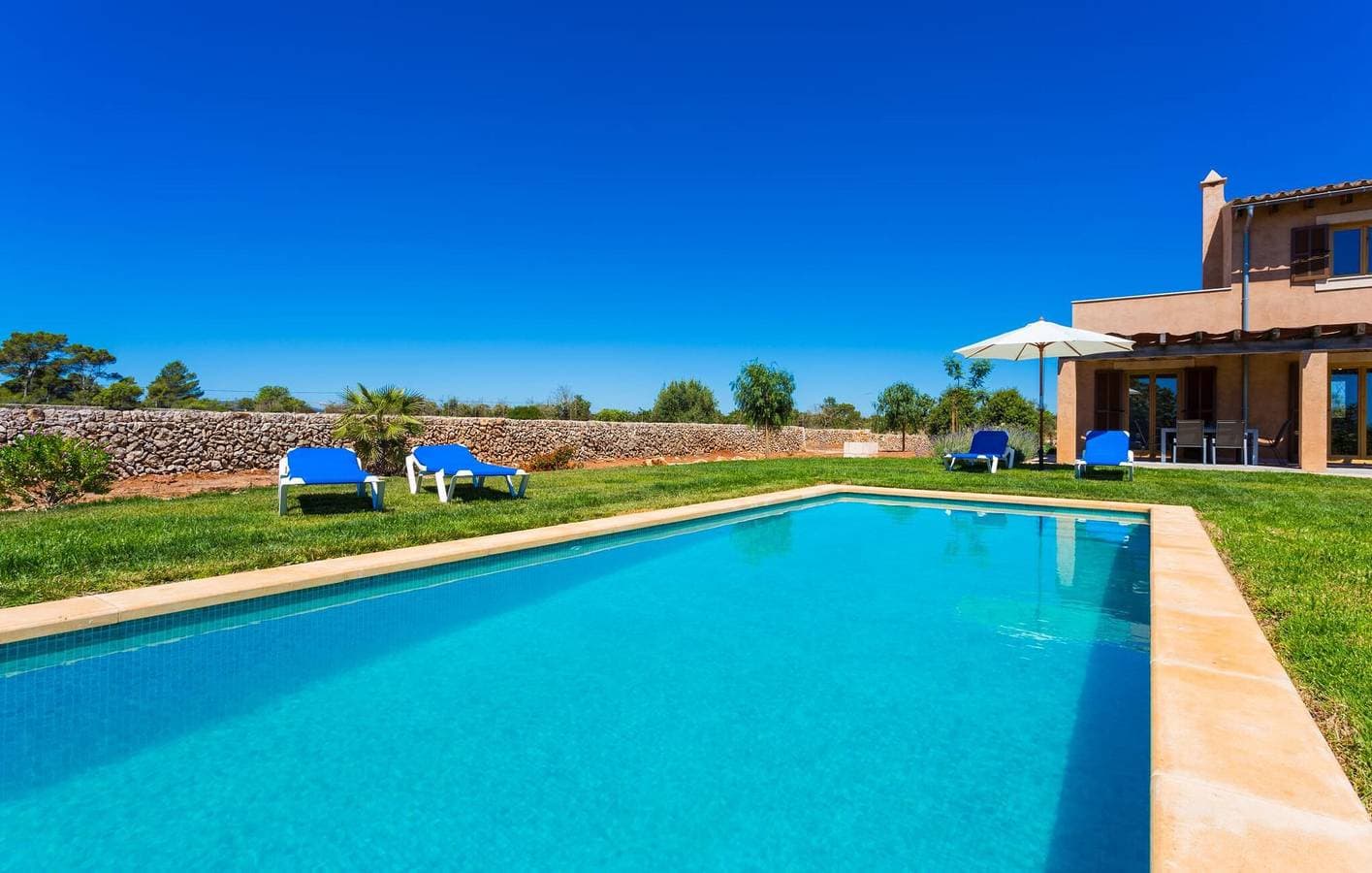 Foto 8 von 51: Gemütlicher Rückzugsort am Strand mit Terrasse, Pool und Wifi