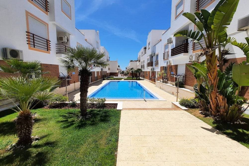 Geräumige 2 Schlafzimmer Apt mit Air - Con, Swimmingpool, sehr nahe am Strand. 1