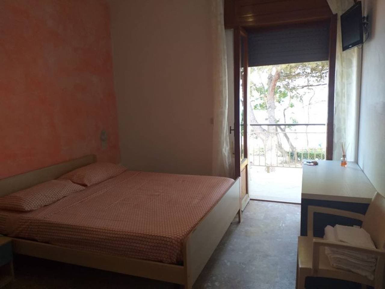 Foto 11 von 15: Geräumiges Doppelzimmer nur einen Steinwurf vom Meer entfernt # 1