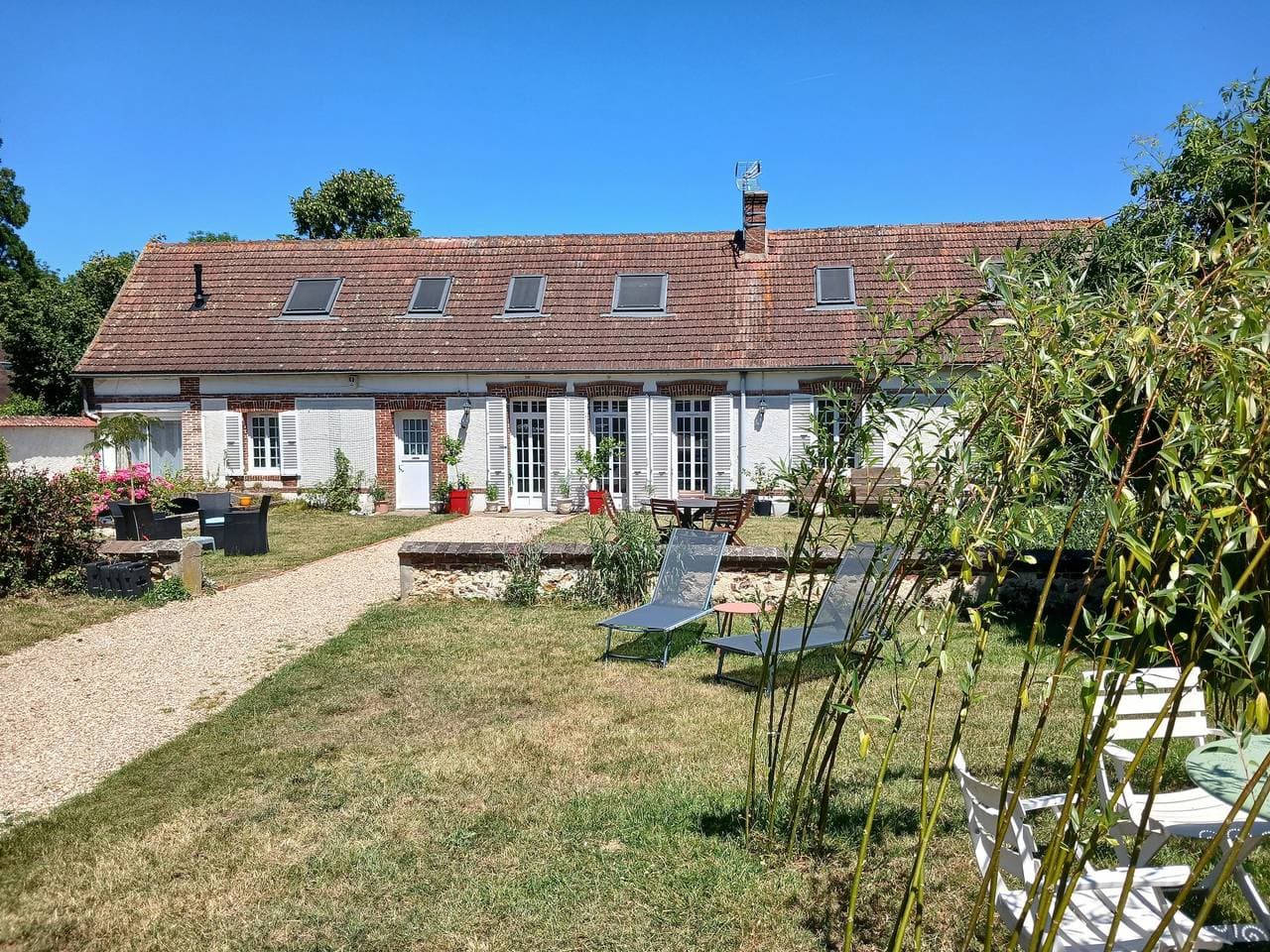 Foto 2 von 28: Gästezimmer „Chambre bleue – 1. Etage“ mit gemeinsamem Garten und WLAN