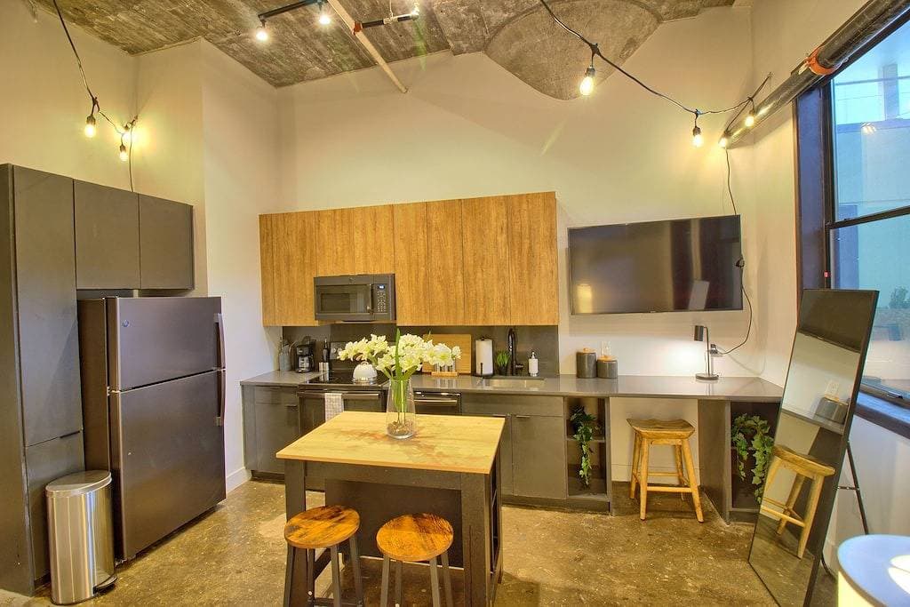 Foto 12 von 23: Chic Ultramodern Minimalist Studio Loft + Patio