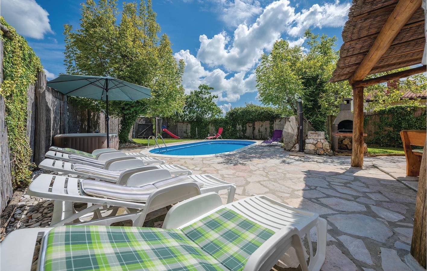 Foto 12 von 53: Geräumige Ferienwohnung mit Pool und Terrasse in der Nähe des Restaurants „Pazin Zapad“