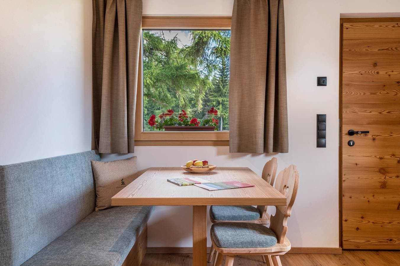 Foto 7 von 33: Ferienwohnung 'Larch' mit Bergblick, Gemeinschaftsgarten und WLAN