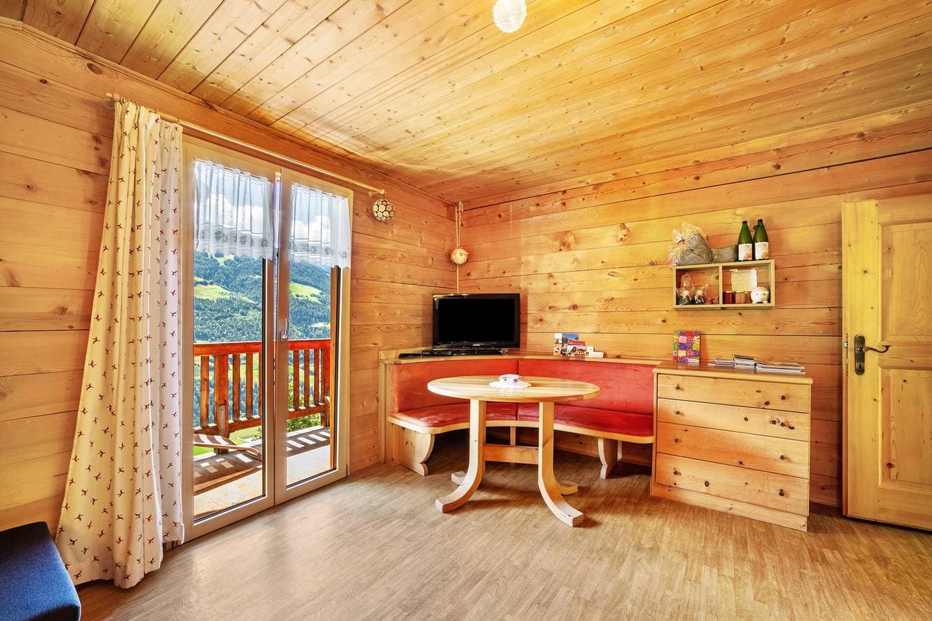 Foto 2 von 34: Ferienwohnung 'Almbergerhof Wohnung Hirzer' mit Bergblick und Balkon