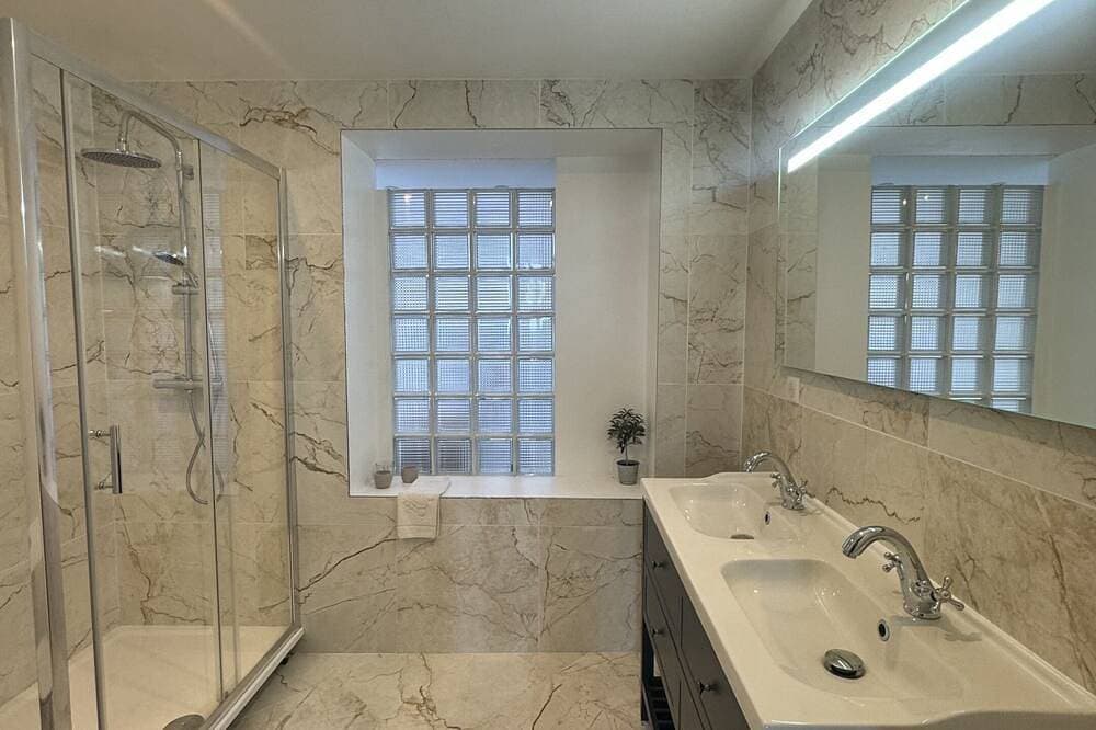 Foto 12 von 30: Villa-Superior-Ensuite mit Badewanne und Dusche-Meerblick