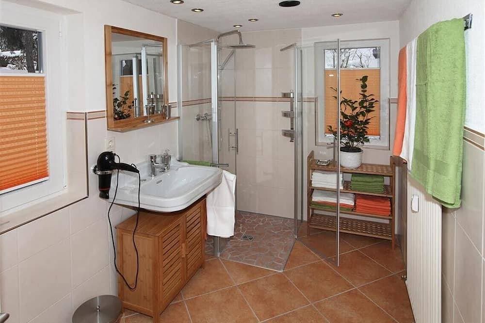 Foto 3 von 10: Schoene, liebevoll komplett renovierte Ferienwohnung direkt unter dem Karwendel.