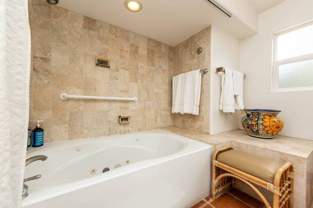 Foto 12 von 38: Perfect Weekend Getaway- Amira Resort: Remodeled! Studio, Heated Pool, Pet-Friendly, State Day Pass!