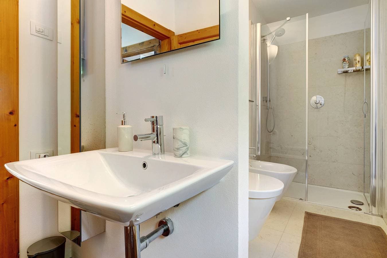 Foto 8 von 45: Ferienhaus 'Haus Mit Tollem See -und Bergblick' mit Seeblick, Privatem Pool und WLAN