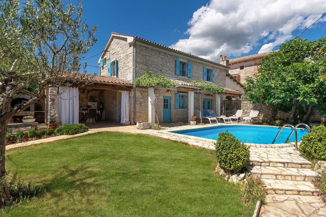 Foto 2 von 36: Mediterranes Steinhaus mit Privatpool, Sauna, Meerblick, Kamin, Sommerkueche