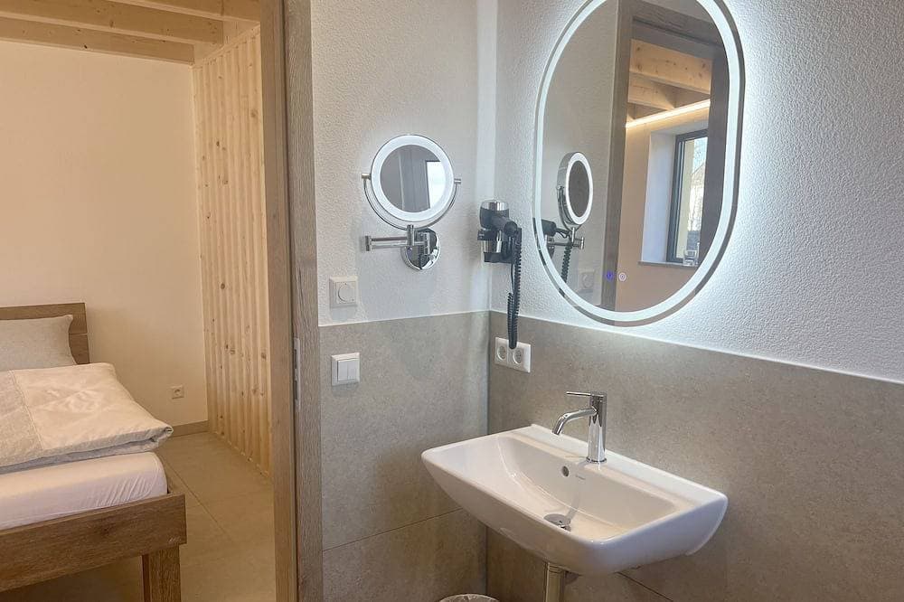 Foto 13 von 30: Ferienwohnung 1 Zi., 1 bis 3 Pers, 35 qm, Balkon, entlang am Fluss, Bodensee nah