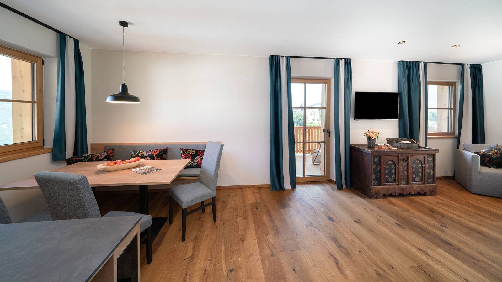 Foto 9 von 30: Ferienwohnung "Schlosshof Himml" mit Bergblick, privater Terrasse und WLAN