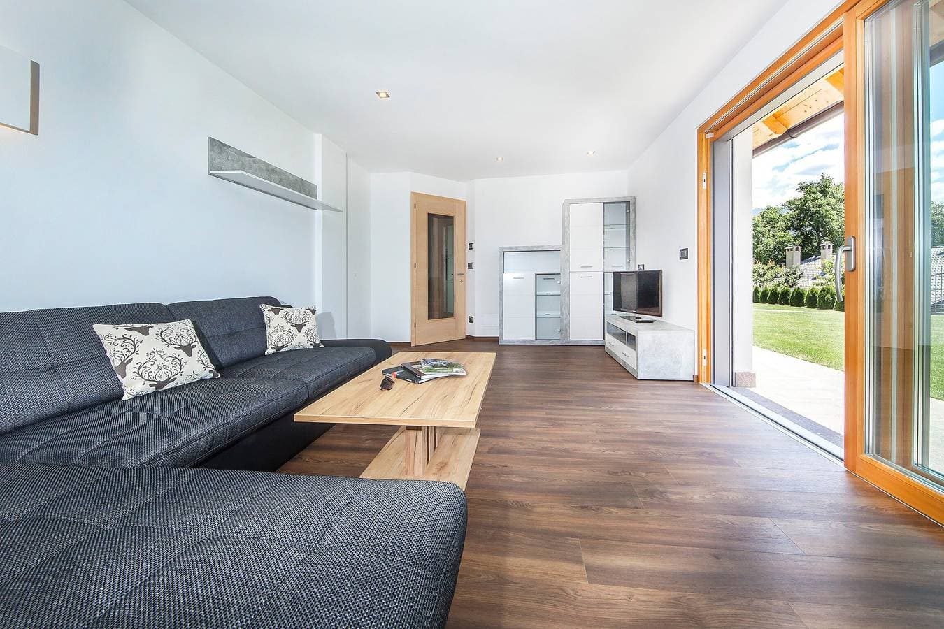 Foto 2 von 10: Ferienwohnung 'Avea App 2-2 Personen' mit Bergblick und Garten