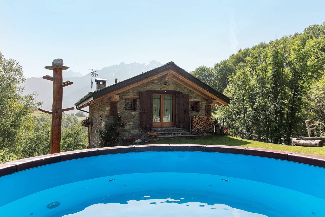 Foto 6 von 53: Apartment im Chalet 'Wohnbereich mit Deluxe-Zimmer' mit Bergblick