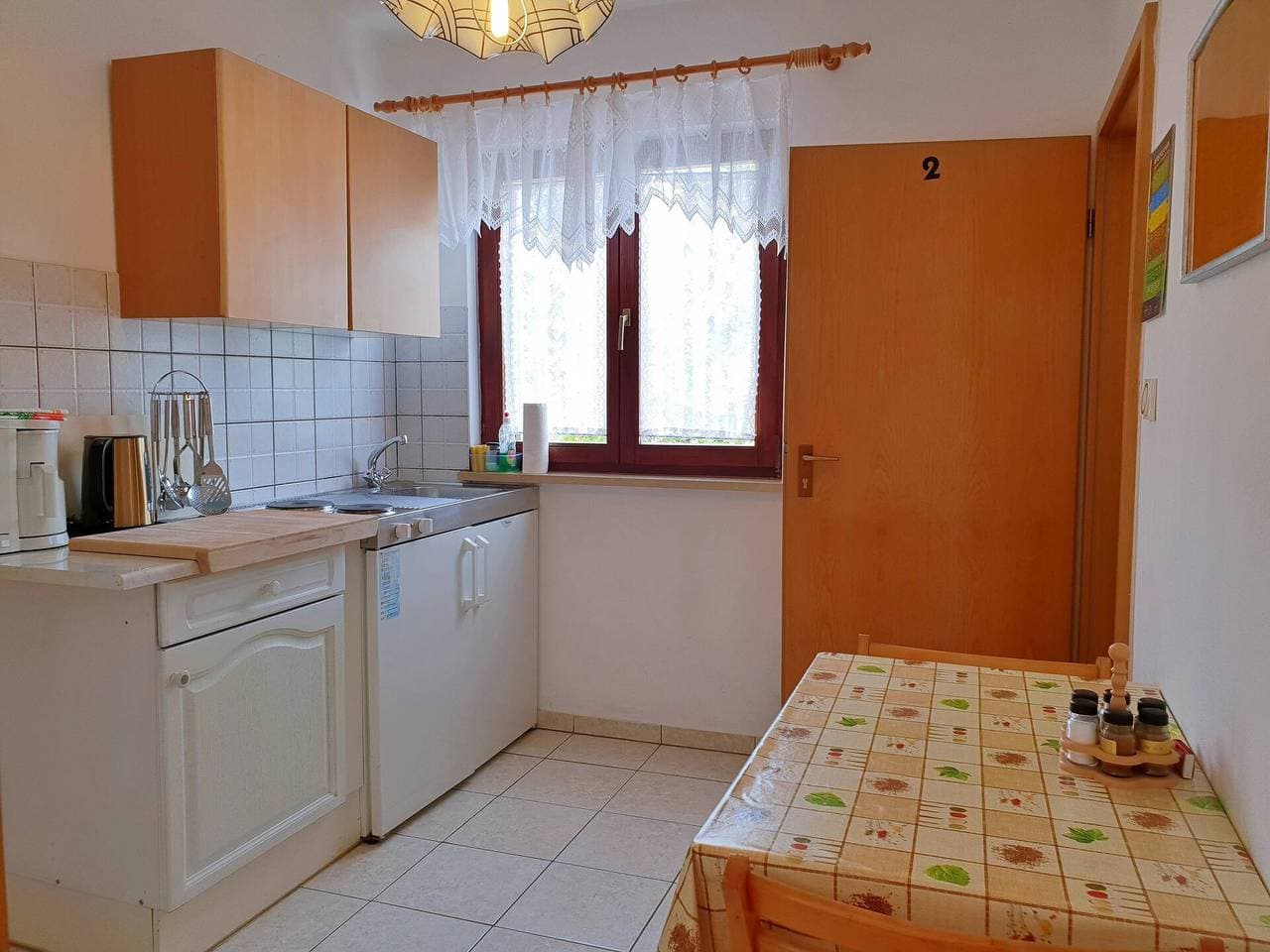 Foto 6 von 26: Apartment Bijelic - mit Balkon, 480 m vom Meer entfernt, Grill, privater Parkplatz, keine Klimaanlage