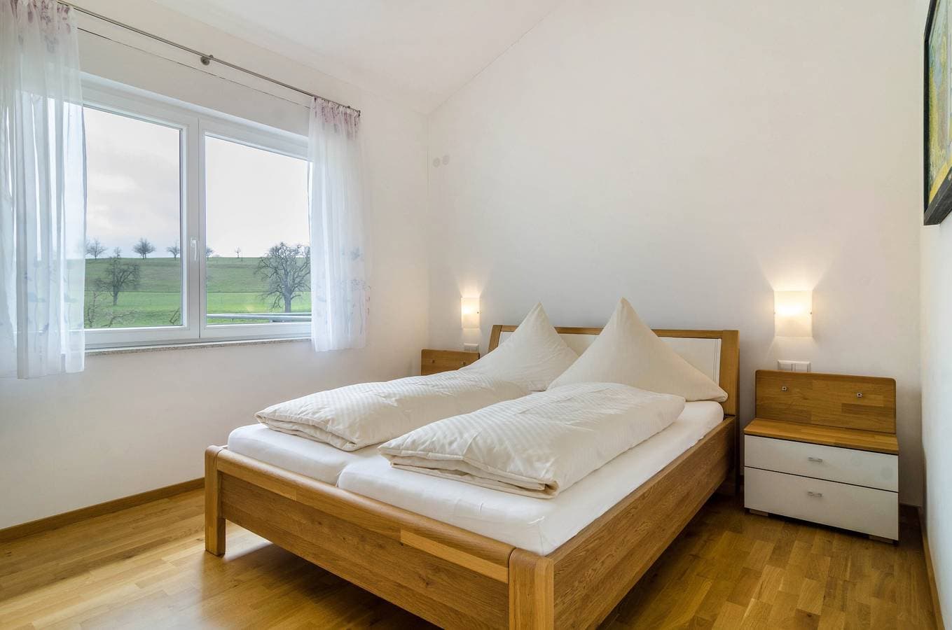 Foto 5 von 27: Lichtdurchflutete Ferienwohnung "Haus Buche" in der Nähe des Bodensees mit WLAN, Balkon und Garten; Parkplätze vorhanden