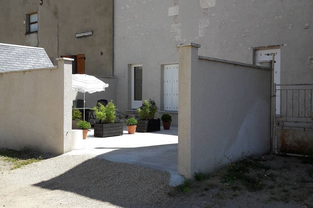 Foto 10 von 25: Ferienhaus mit Terrasse und Parkplatz.