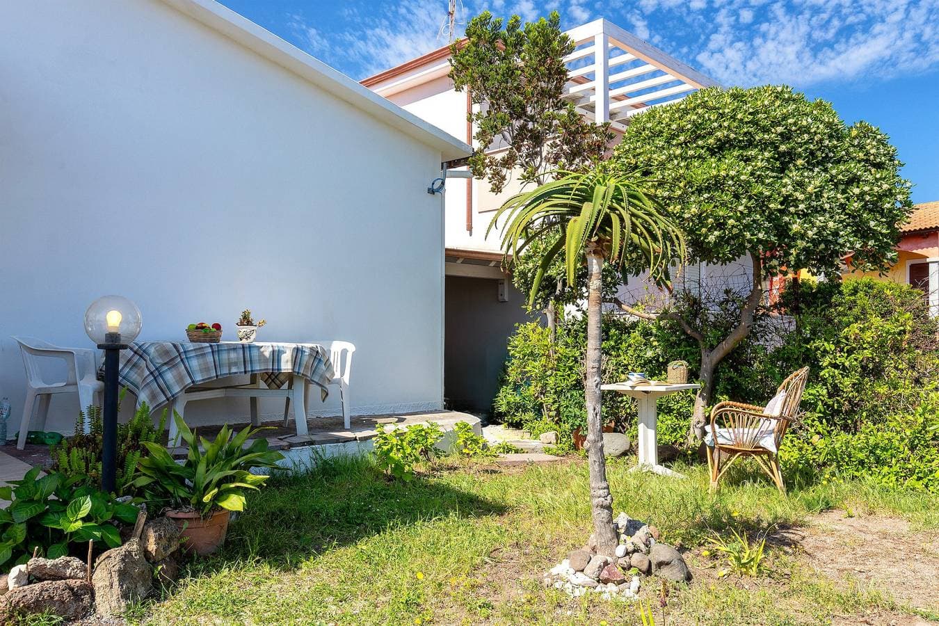 Foto 3 von 37: Ferienwohnung 'Appartamento in Villa Al Mare' mit Meerblick, privater Terrasse & Gemeinschaftsgarten