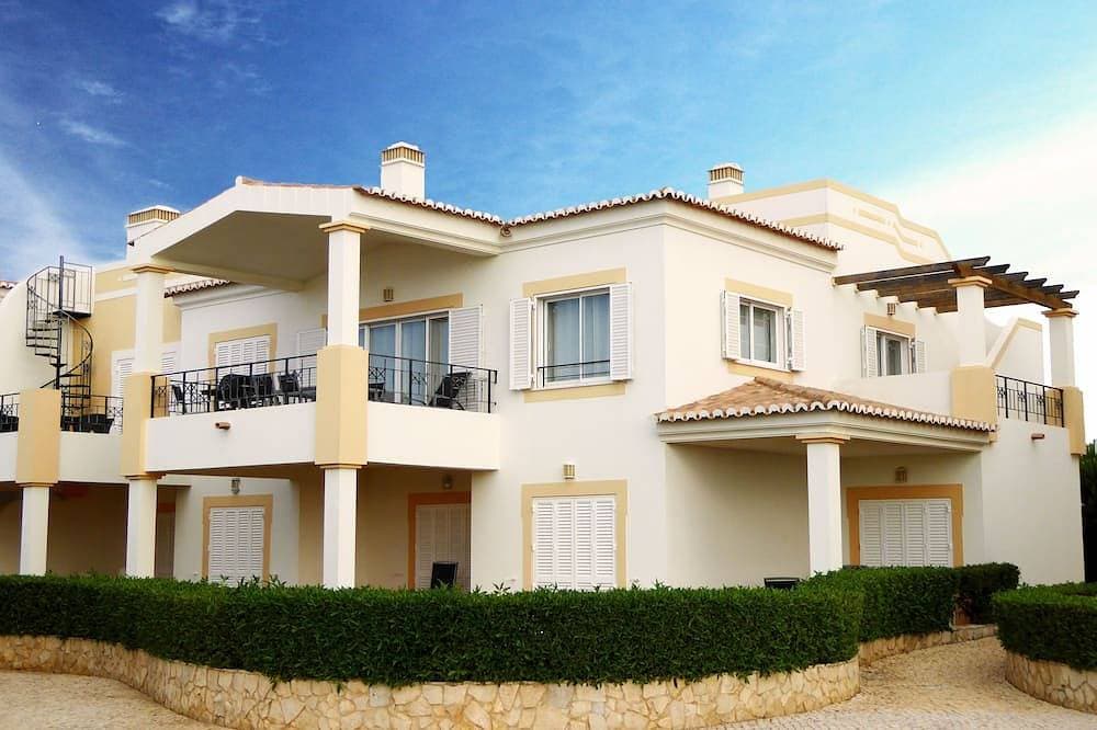Atemberaubende 3 Schlafzimmer Reihenhaus, nahe dem Pool, in der Ansicht, Salema 1