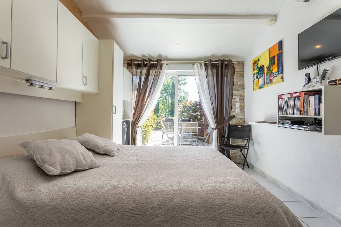 Foto 4 von 32: Gästezimmer „Chrisama“ mit Gemeinschaftspool, WLAN und Klimaanlage