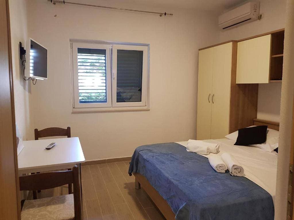 Foto 5 von 11: Double Room with Private Bathroom