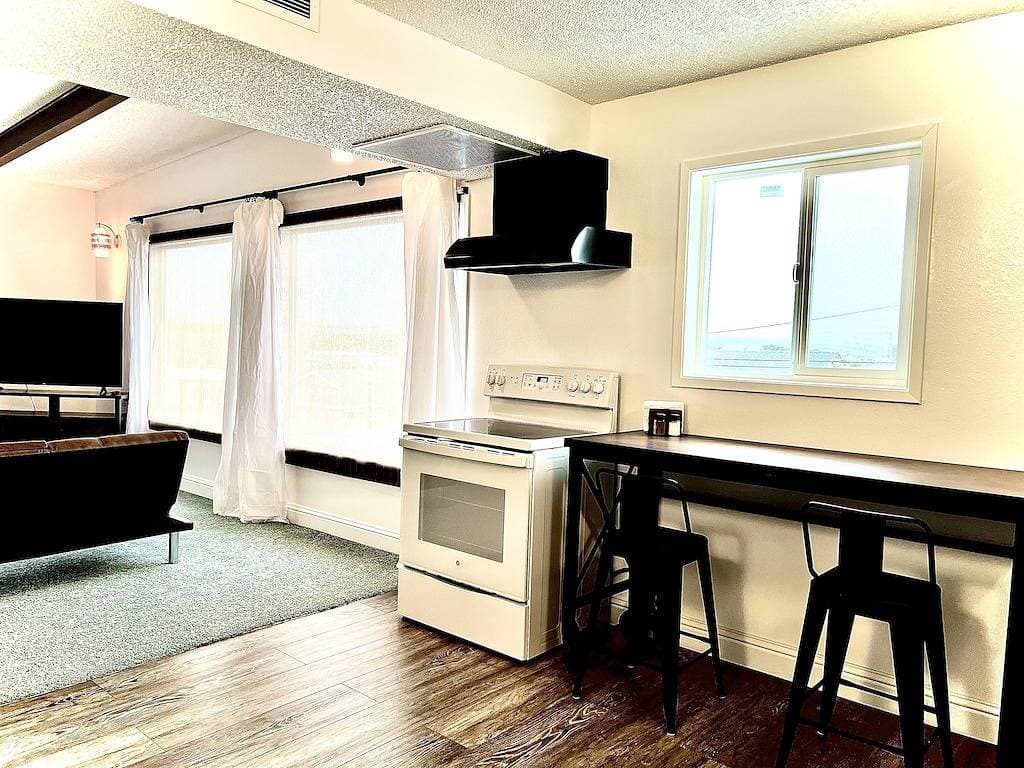Foto 8 von 14: Downtown Retro Modern Flat, 3 blocks from the beach!