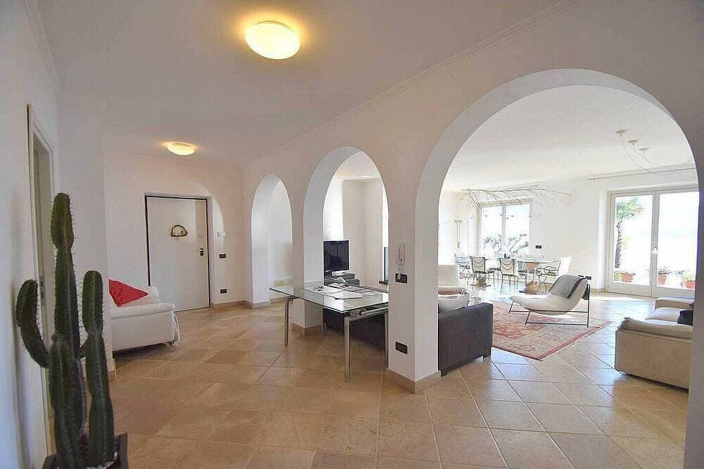 Foto 9 von 30: Villa Alborella: A bright four-story villa situated on a promontory facing the lake, with Free Wi-Fi.