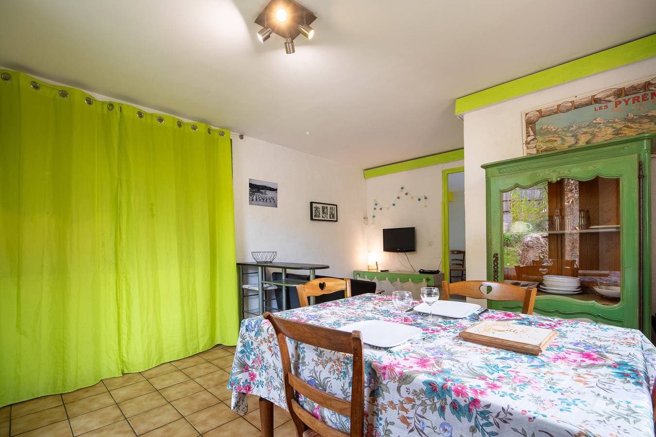 Foto 7 von 22: Ferienwohnung 'Studio avec Jardin à Bagneres' mit Bergblick, privater Terrasse und Wi-Fi