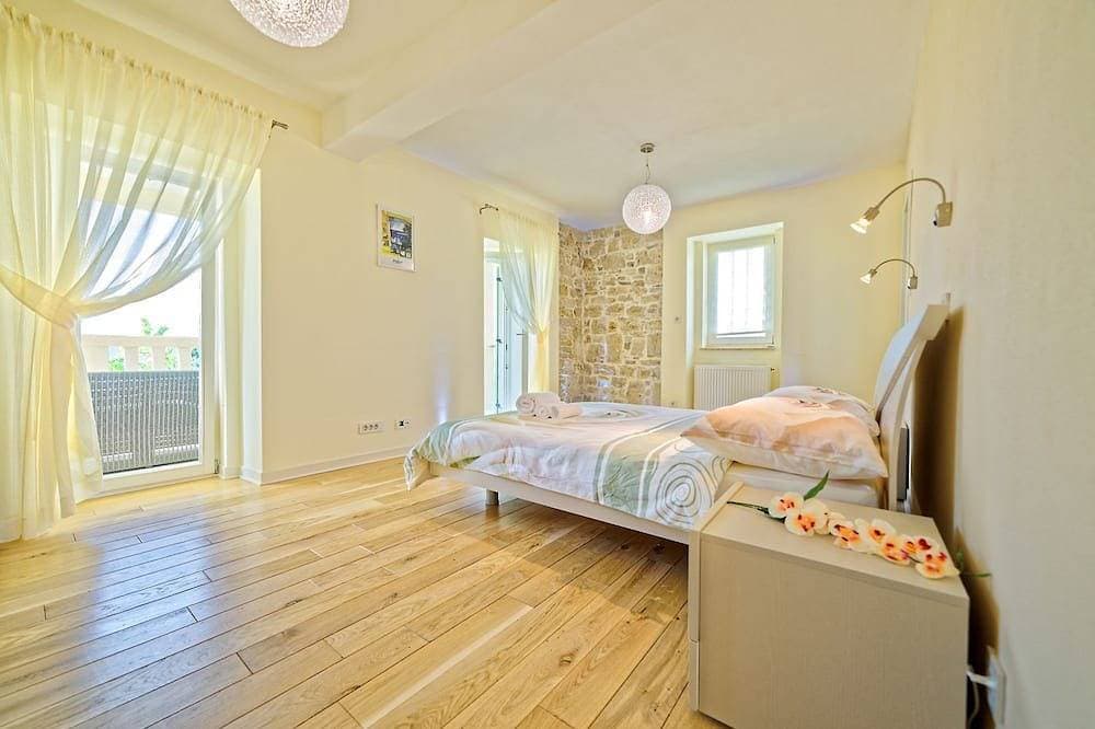 Foto 2 von 21: Atemberaubende Villa mit Infinity-Pool, Blick auf Motovun, Billard, Tischtennis, BBQ