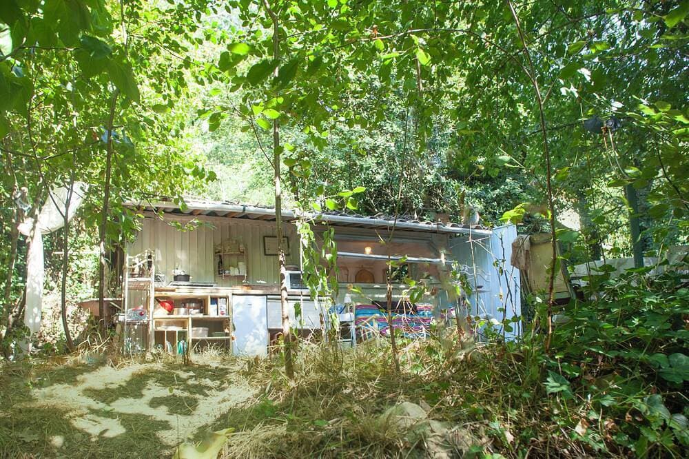 Foto 5 von 30: Terre libre 2, glamping. Hutt with garden and access to a river.