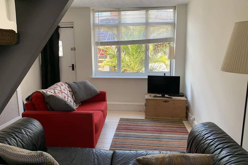 Two minutes from beach. Cosy pet-friendly cottage in cool location with garden. 1