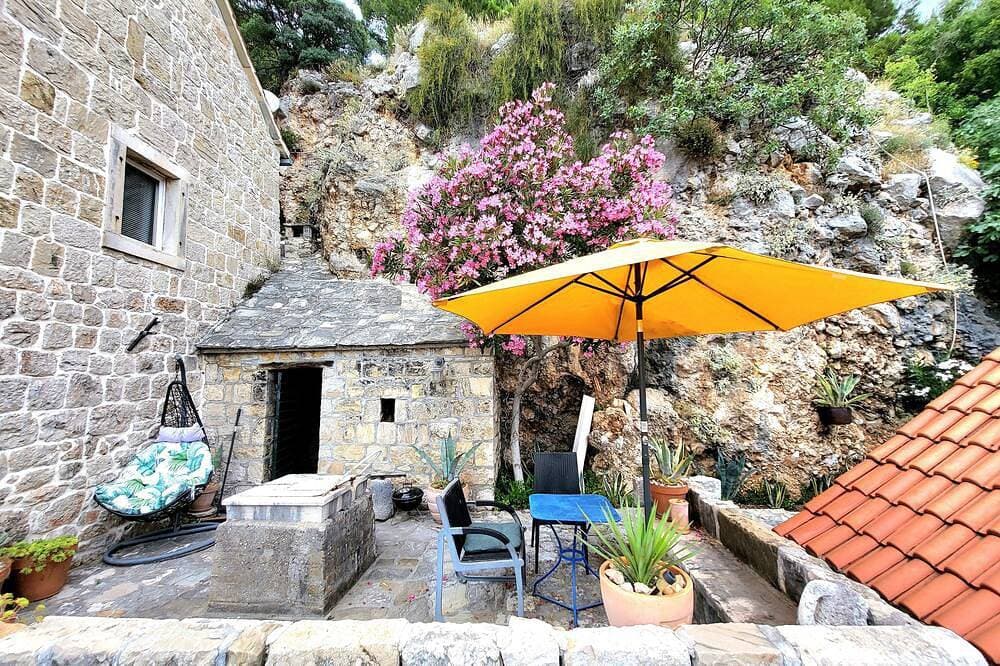 Kernsaniertes kleines Steinhaus mit Meerblick in der Naehe von Split 1