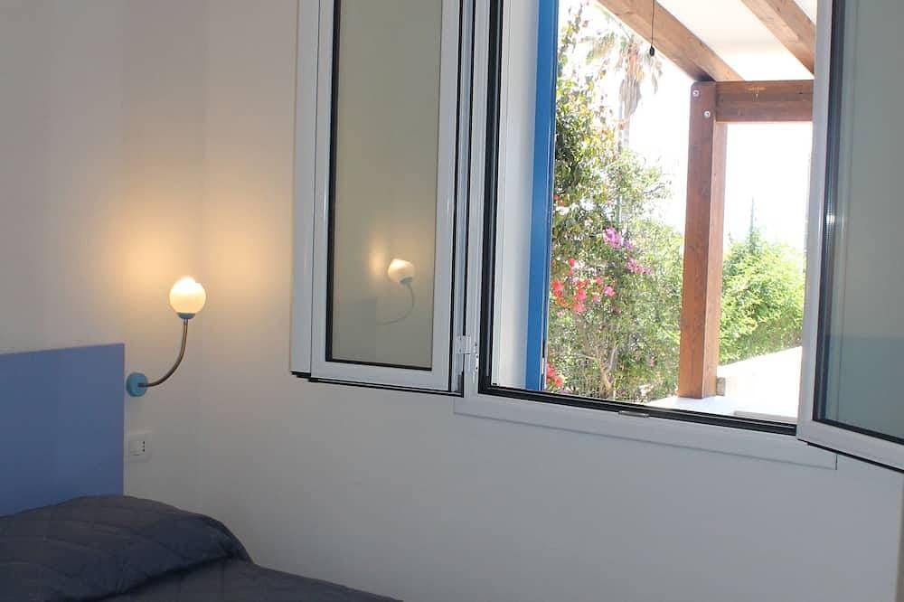 Foto 6 von 30: \"Villa Angela\", eine terrasse mit blick auf das meer.