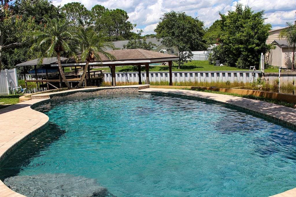 Foto 5 von 47: Erholungsort wie Waterfront 4/2 Pool Home Retreat in Ost-Orlando Florida