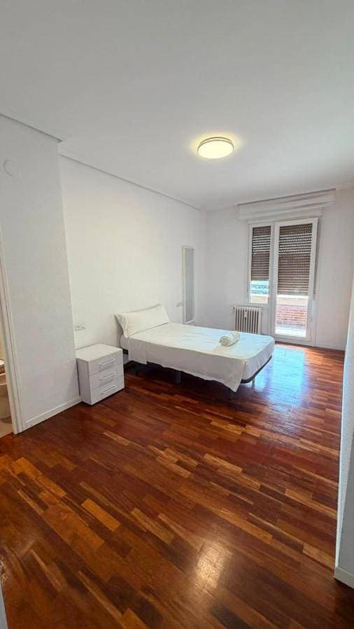 Foto 5 von 18: Four-Bedroom Apartment with Balcony