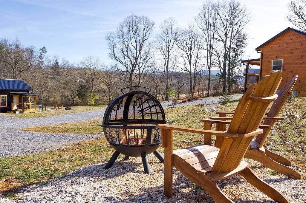 Foto 3 von 48: ☆Newly Build Cabin☆ Hot Tub ◇ Fire Pit ◇ Fireplace ◇ Dog-friendly