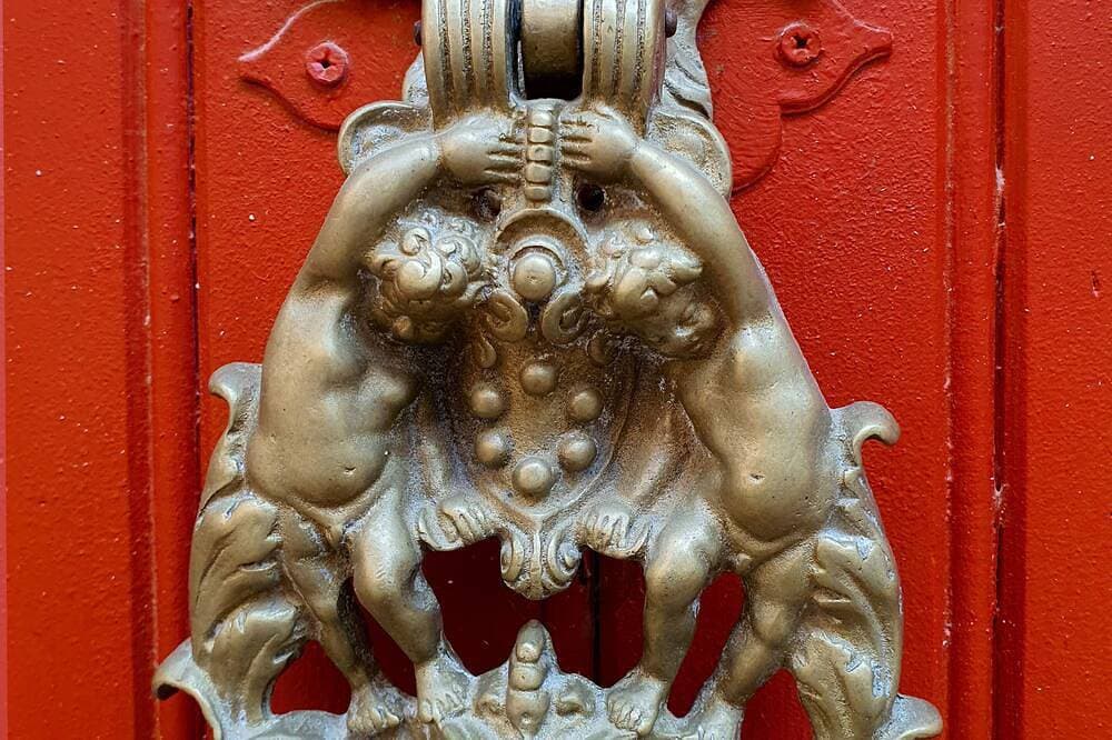 Foto 12 von 30: \"La Dame Au Balcon\" auf dem Dorfplatz